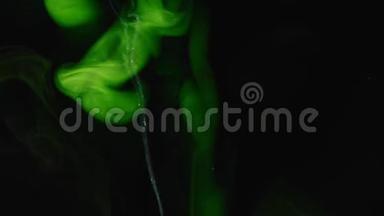 抽象背景。 绿宝石漆混合在黑水中